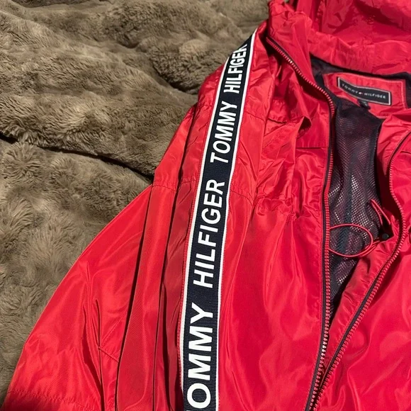 Tommy Hilfiger Hooded Rain Jacket Lightweight Windbreaker Size Medium - Picture 3 of 4